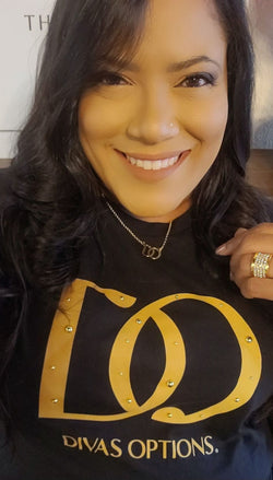 Camiseta negra y dorada de Divas Options