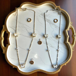 Collar de mariposas y perlas