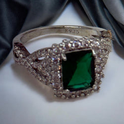 Anillo de esmeralda en talla esmeralda